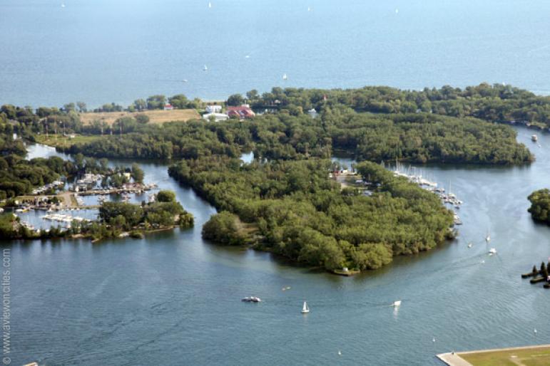 INSULA PE FLUVIUL ST .LORENZ - Hoinar prin CANADA