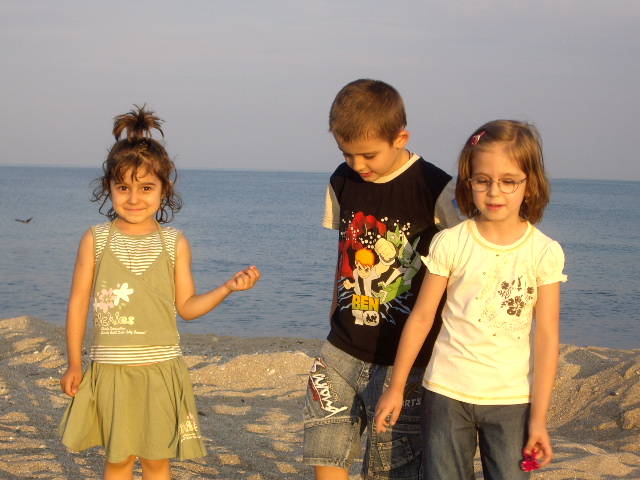 la mare; in prima zi de plimbare pe malul mari ,neptun mai 2009
