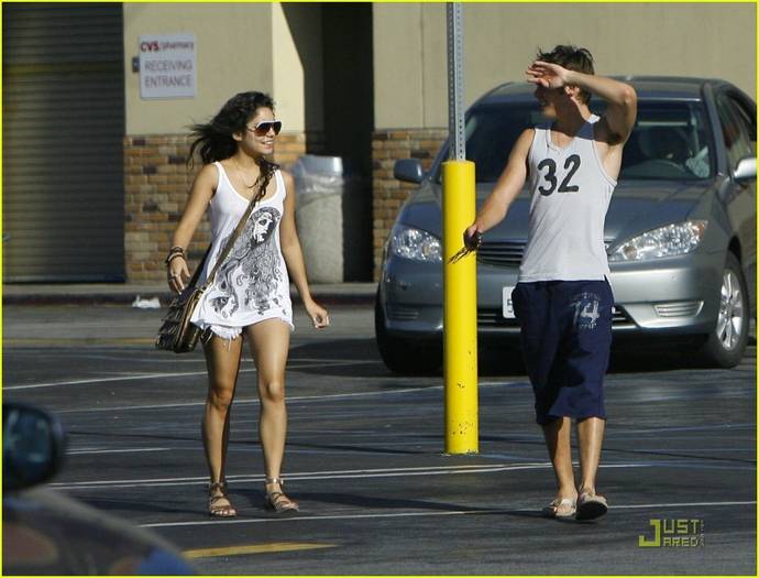 2q8dixi - Zac Efron si Vanessa Hudgens Panera Pair