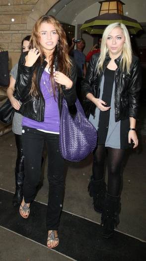 Miley+Cyrus+Friends+Out+Shopping+Rainy+Day+qXikEPKX5ZLl - miley cyrus