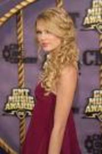  - Taylor Swift la CMT Awards