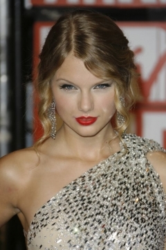 Taylor Swift - Taylor Swift- Socata de o fana care si-a tatuat autograful ei
