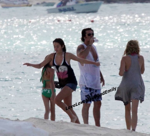 Miley-the-Bahamas-miley-cyrus-6265985-780-708 - Miley in Bahamas