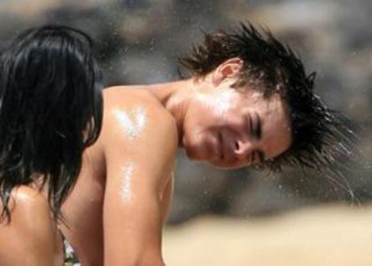 zac-efron-e-vanessa-hudgens-al-mare - vanessa si zac