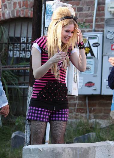 VHMOWTABLBTVSOKPQBB - Avril Lavigne
