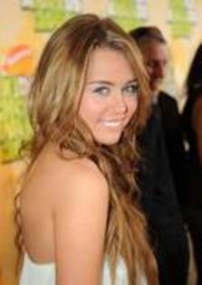 XWDHXGCQNMKZOEBRREZ - Miley-Kids Choice Awards