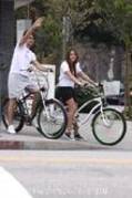 miley_cyrus_5256083 - miley cyrus pe bicicleta