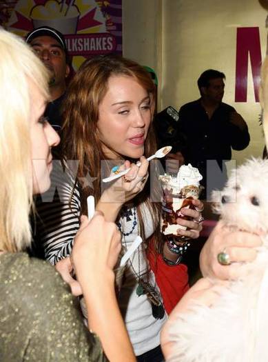 wenn2123016 - aici sunt doar poze cu miley cyrus-hannah montana
