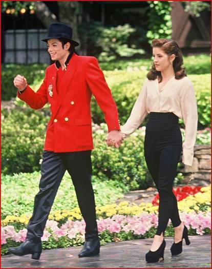 WUYTVXKKDQHEXQPYLMM - Michael Jackson si Lisa Marie Presley