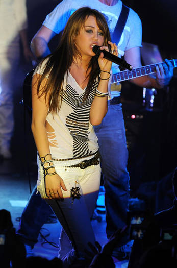 Miley+Cyrus+Concert+Paris+qajSlU7g6UQl