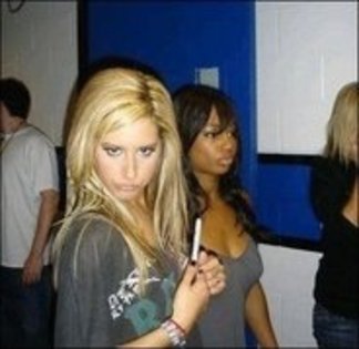 MXUNVGNUSNKOMHTBCGB - ASHLEY TISDALE POZE RARE