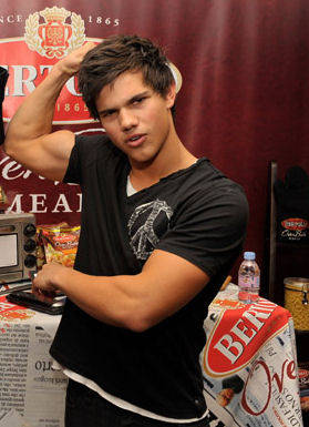 taylor-lautner-muscles-1