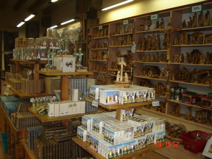 130 Israel - Tiberias (magazin de suveniruri langa raul Iordan)