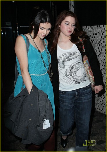 mb0apw - Selena Gomez Jennifer Stone are East-Enders