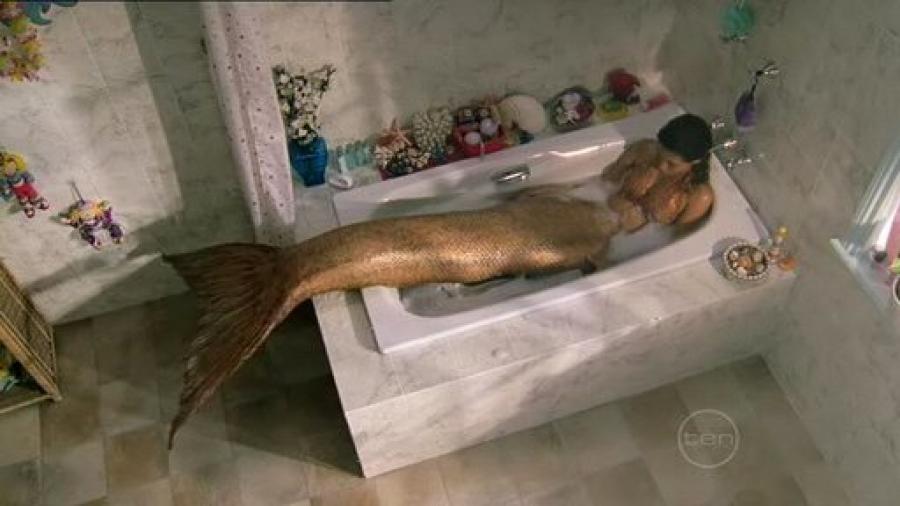 cleo sirena in baie - pheobe tonkin