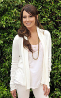 CBTFXFPUZWGFLLVIKSM - ASHLEY TISDALE SEDINTA FOTO 4