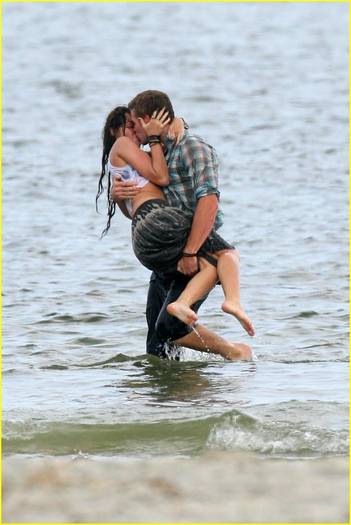 miley-cyrus-liam-hemswroth-kiss-04 - Miley Cyrus and Liam Hemsworth-Last Song Kiss