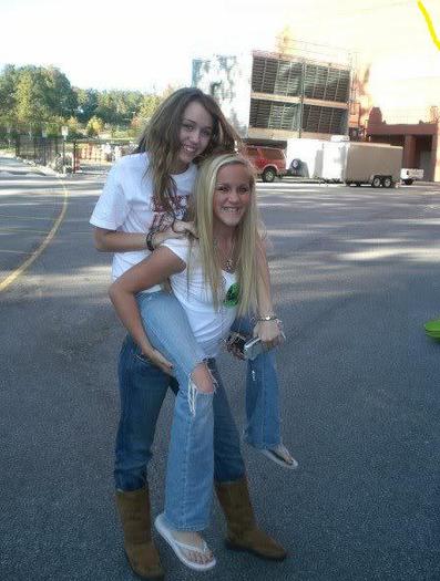 Miley and Leslie - Miley Cyrus rare pictures