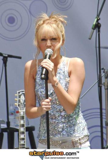Miley_Cyrus_1247777981_4
