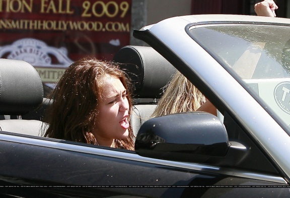 mmr383 - Miley and her mother drive to Hollywood