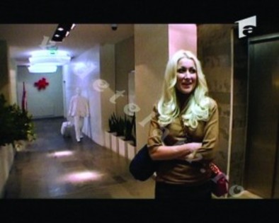 raluca-bambi_aruncati-din-tren_vedetelatv-19-300x240