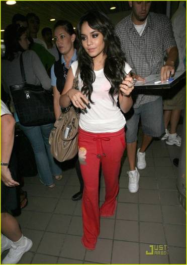 2myn56q - Vanessa Hudgens-PostTCAs Pretty