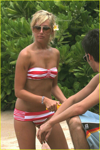 ashley-tisdale-hawaii-02 - 00- ashley tisdale beach