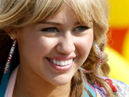 miley un zambet fermecator - Album special pentru Miley Cyrus