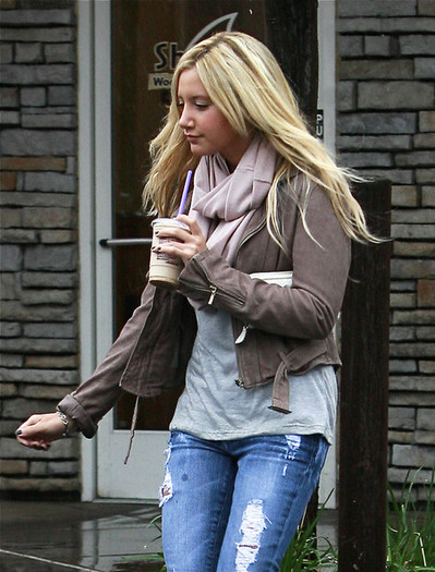 Ashley+Tisdale+Braving+Rain+Coffee+LA+vJ3euL-kRMdl
