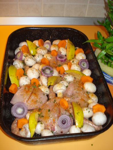 PIEPT DE PUI CU CARNACIORI,LEGUME SI GUTUI