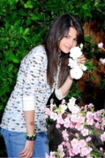 ZDZIMDNNLXVJQKZHSLH - Selena Gomez having fun