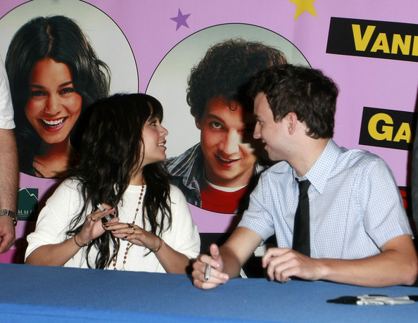 Vanessa+Hudgens+Signing+Autographs+Philadelphia+YAJ53bhSwVpl