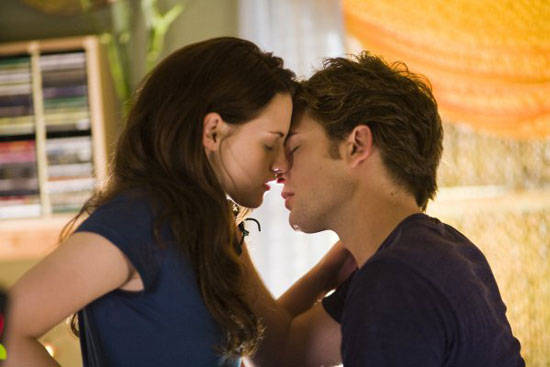 Bella and Edward kiss