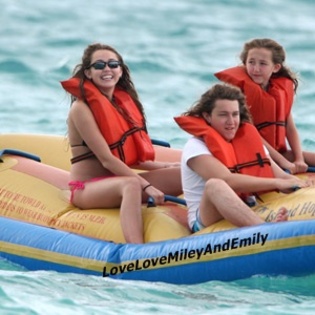 8b8fa1cd45c44e9a_9ec59042ab377cb2_o - Miley in Bahamas