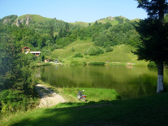 Tauul Brazi este situat pe un afluent al vaii Rosia - Rosia Montana