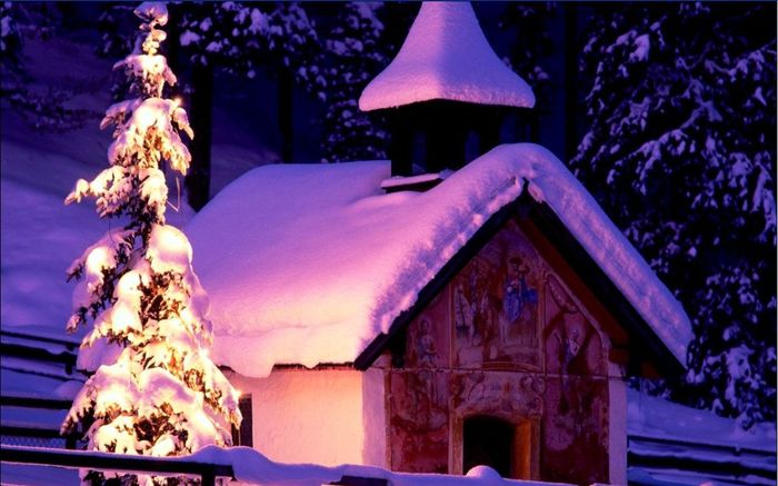 bisericuta acoperita cu zapada