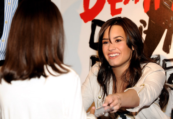 Demi+Lovato+Signs+Copies+New+Album+Don+t+Forget+t6AGqsB-4GSl - 0-Demi Lovato-0