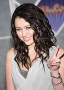 ADRTPDKJTNQEDISSDRJ - poza miley cyrus bruneta