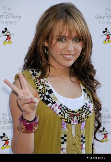 WMXNCQHCMVHPGVRYUBF - Miley Cyrus sedinta 012