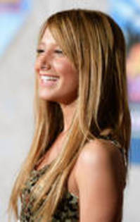 BPDJOKFCBHZQICWHSMB - ASHLEY TISDALE LA PREMIEREA FILMULUI HANNAH MONTANA