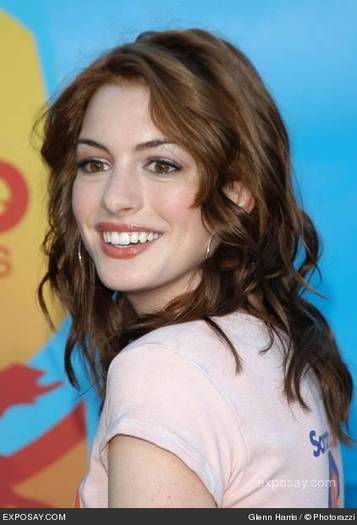 anne-hathaway-2004-teen-choice-awards-arrivals-ljdO1j - Anne Hathaway