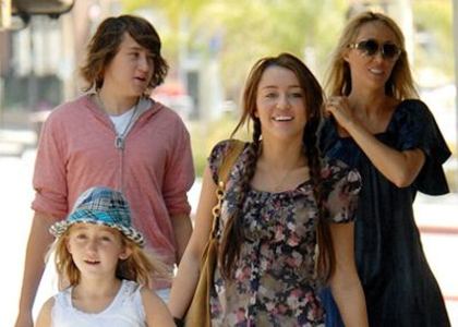 _with_family_main.0x0.400x286[1] - Miley Cyrus family