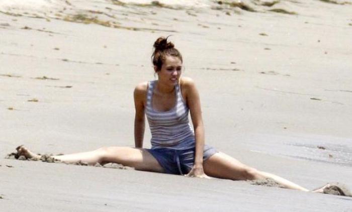 KVNFMSXZWSZUJLANAIG - Miley pe plaja