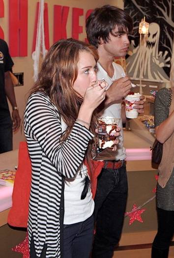 Miley+Cyrus+Family+Out+Millions+Milkshakes+4enDJOFFVekl