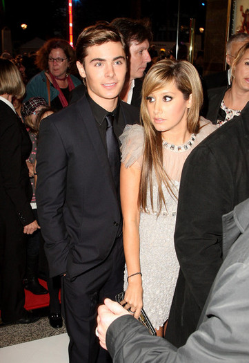 UK+Film+Premiere+High+School+Musical+3+Arrivals+6BX6BPx3kJsl - Ashley Tisdale