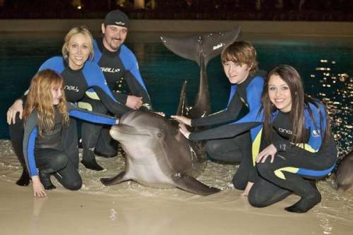 FPYPBAMPIZAKNSWIVFH - Miley la cursuri de inot cu delfini