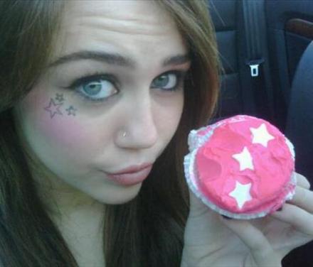 39e4744de7504326_miley-cupcake - 000By prietenele noastre douafaneselenamileydemi