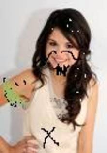 Selena gomez mustacioasa; Are mustata, ii iese putoare de sub brat si are paduchi... Minunat!
