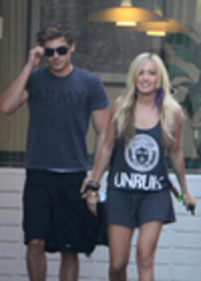 thumb_001 - ASHLEY TISDALE SI ZAC EFRON 3 NOIEMBRIE 2009