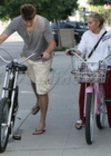 thumb_014 - ASHLEY TISDALE SI SCOOT SPEER 27 OCTOMBRIE 2009